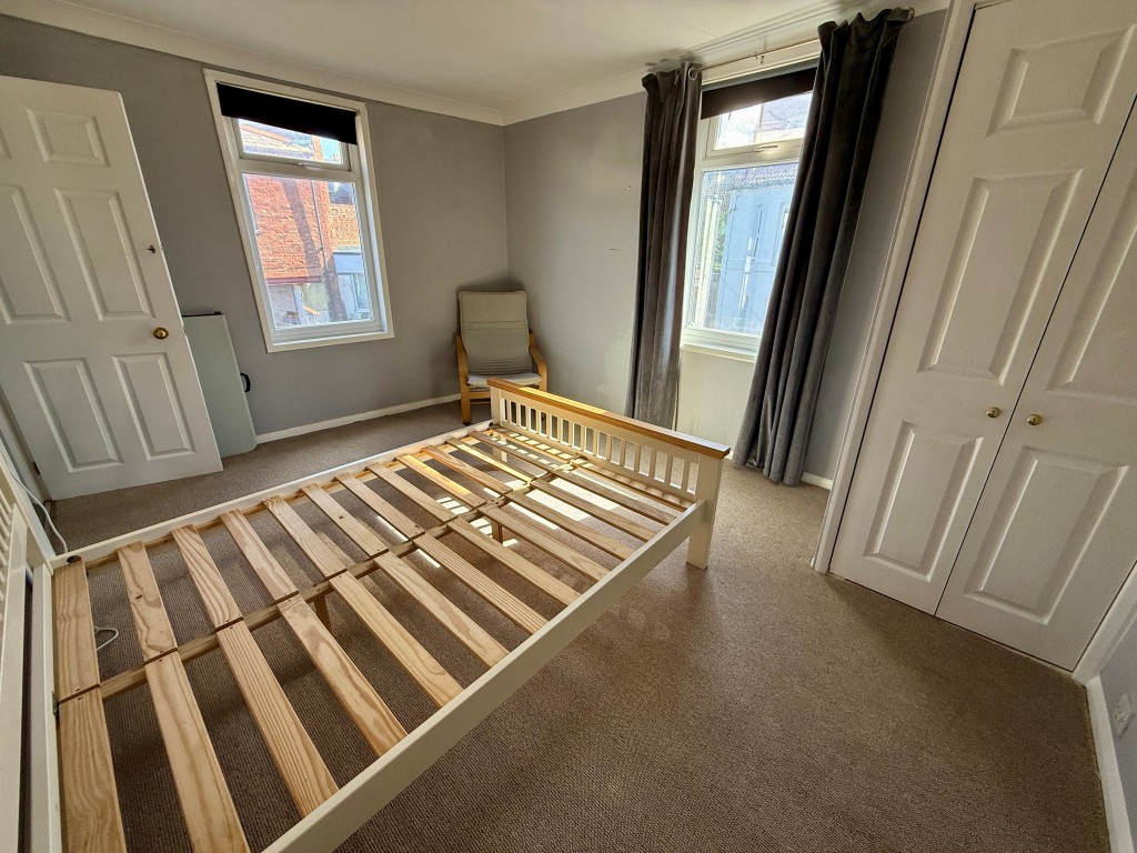 Lot: 16 - TWO-BEDROOM END-TERRACE HOUSE - Bedroom one